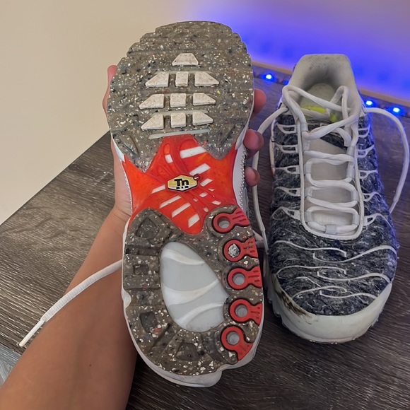 NIKE AIR MAX PLUS ESSENTIAL CRATER •USED• - Picture 7 of 10